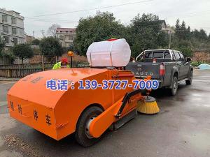 湖南省婁底市雙峰縣公路局養(yǎng)護中心彭站長與河南都市機械設備有限公司工程師喬主任,實地研究，精心設計制作了一款新型的皮卡車式道路清掃車