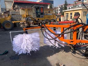 2020年11月11日山西省晉中市昔陽縣公路管理段與河南都市機械設(shè)備有限公司合作，在宋段長王隊長凌師傅的精心安排指導(dǎo)下與喬主任祝師傅的積極努力，成功研制出了加寬雙護欄板600mm護欄清洗機